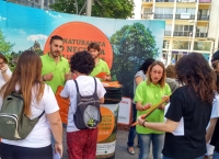 Voluntarios de FAEL en la Plaza de la Encarnación en Sevilla explicando a la ciudadanía el reciclaje de RAEE