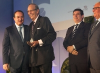 José Prat, secretario general de FECE, recogiendo el premio ElectroImplicate